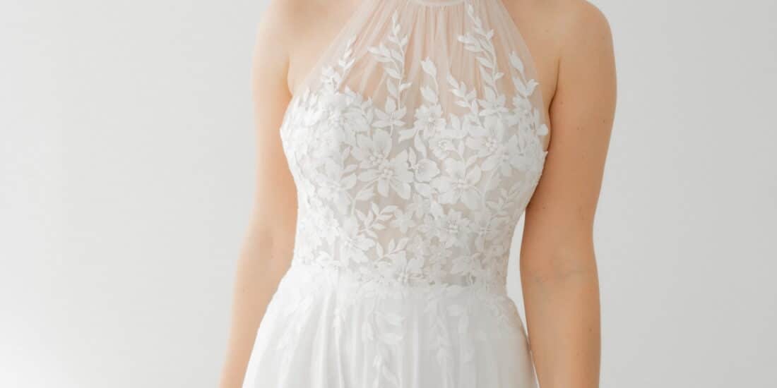 esther hofmann-brautatelier ried-pia-1-27-1015-boho-chiffon-bluetenspitze-neckholder-aermellos-ivory-details-1