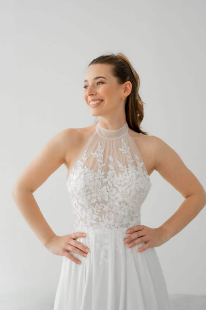 esther hofmann-brautatelier ried-pia-1-27-1015-boho-chiffon-bluetenspitze-neckholder-aermellos-ivory-details-2 esther hofmann-brautatelier ried-pia-1-27-1015-boho-chiffon-bluetenspitze-neckholder-aermellos-ivory-details-2