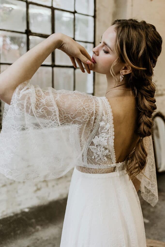 esther hofmann-brautatelier ried-rachel-1-24-1011-boho-all-over spitze-3-4 aermel-v-ausschnitt-v-ruecken-fluegelaermel-ivory-nude-details-3 esther hofmann-brautatelier ried-rachel-1-24-1011-boho-all-over spitze-3-4 aermel-v-ausschnitt-v-ruecken-fluegelaermel-ivory-nude-details-3