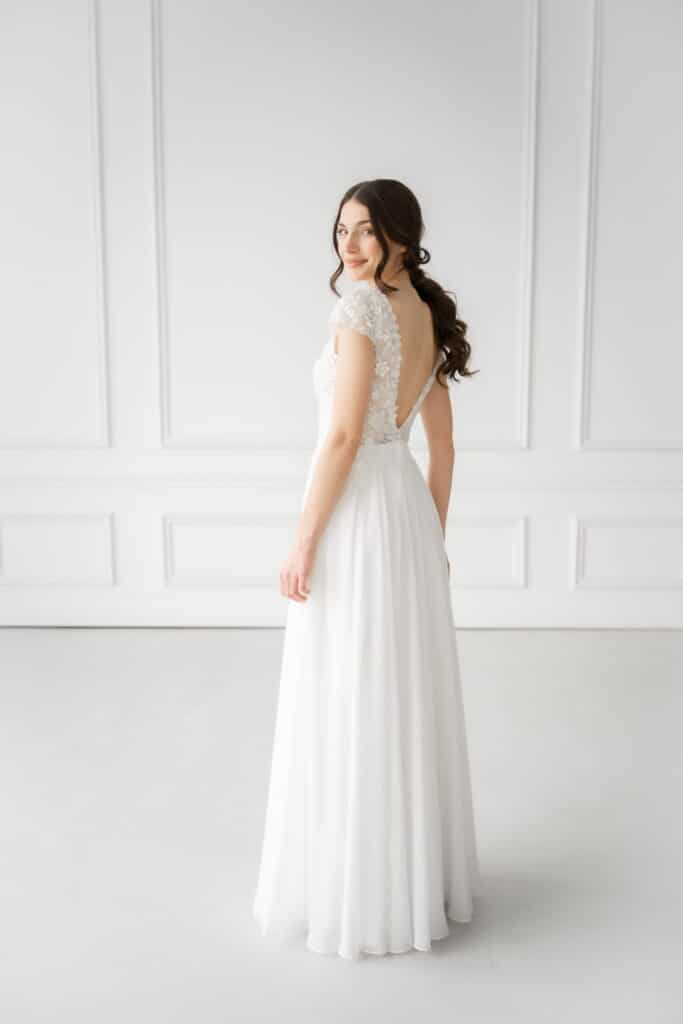 esther hofmann-brautatelier ried-samira-1-26-1002-boho-chiffon-kurzarm-blumenspitze-v-ruecken-ivory-ruecken-1 esther hofmann-brautatelier ried-samira-1-26-1002-boho-chiffon-kurzarm-blumenspitze-v-ruecken-ivory-ruecken-1