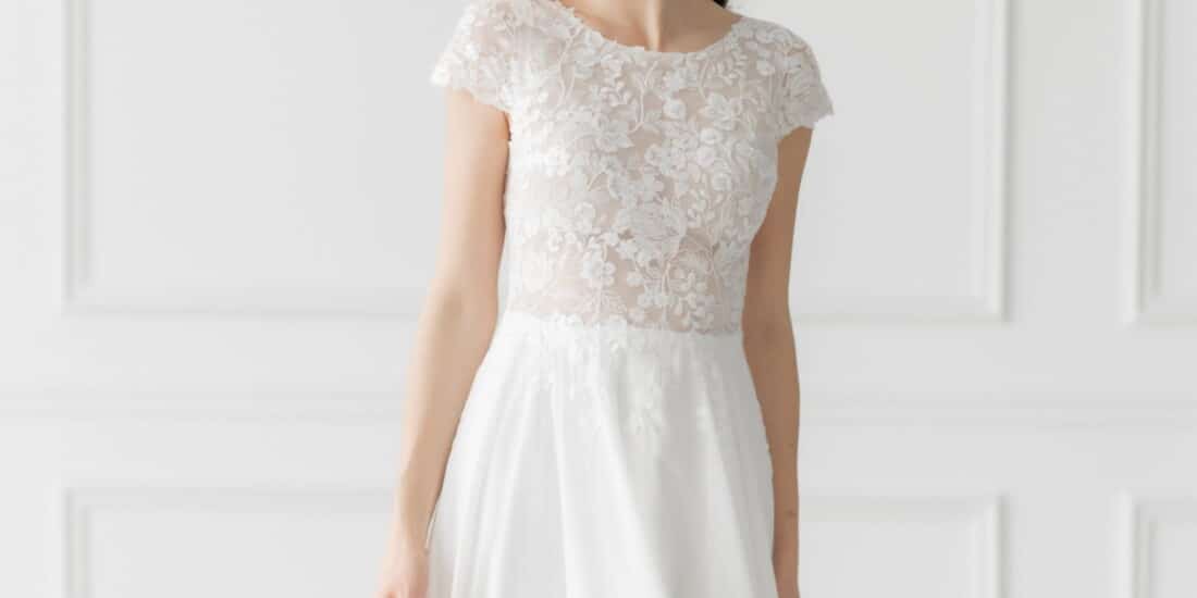 esther hofmann-brautatelier ried-samira-1-26-1002-boho-chiffon-kurzarm-blumenspitze-v-ruecken-ivory-vorne-1