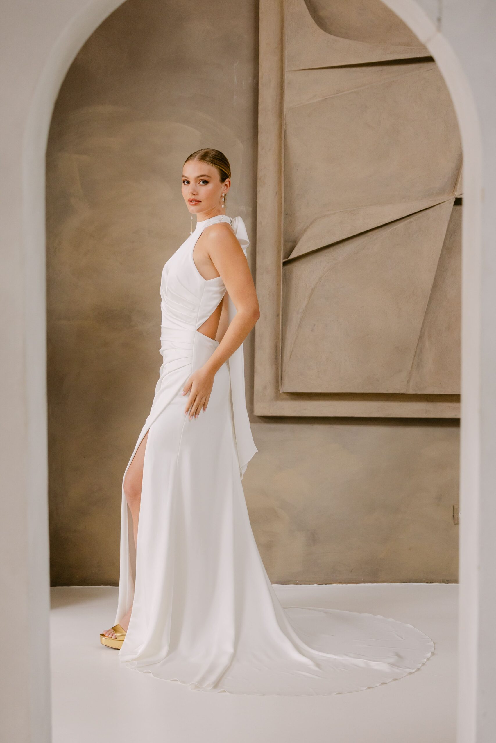 marylise_brautatelier ried_alejandra_fit and flair_satin_clean_neckholder_schleife_offener ruecken_beinschlitz_ivory_details_2