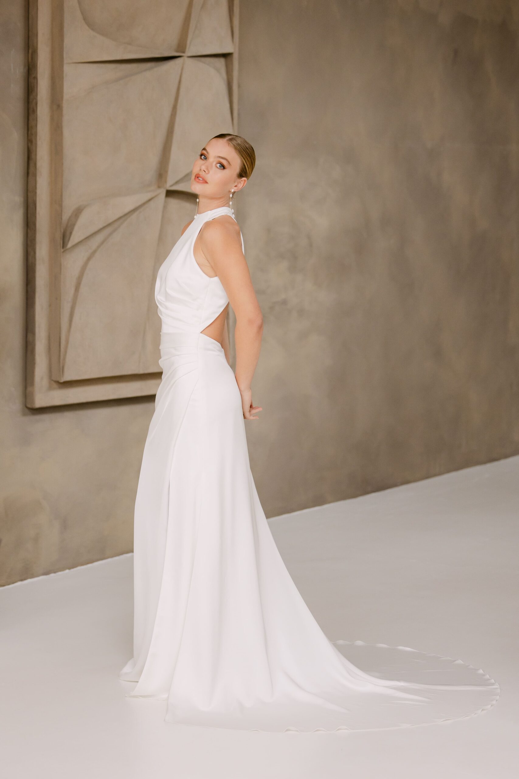 marylise_brautatelier ried_alejandra_fit and flair_satin_clean_neckholder_schleife_offener ruecken_beinschlitz_ivory_details_4