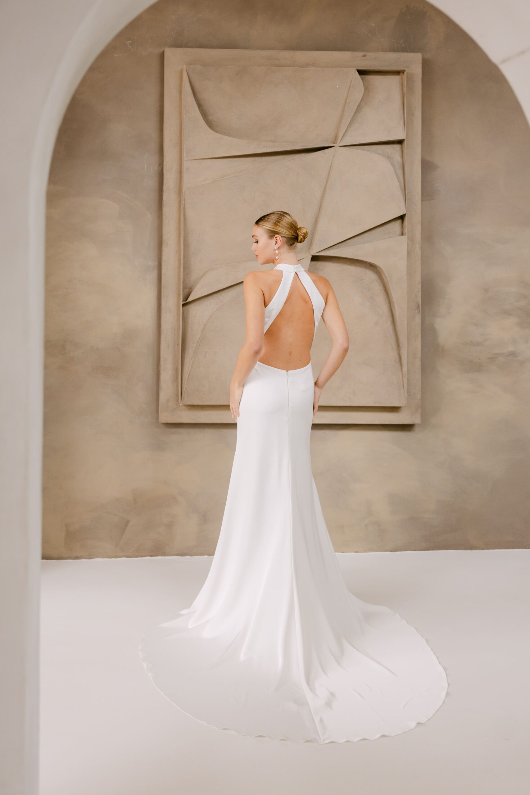 marylise_brautatelier ried_alejandra_fit and flair_satin_clean_neckholder_schleife_offener ruecken_beinschlitz_ivory_ruecken_1
