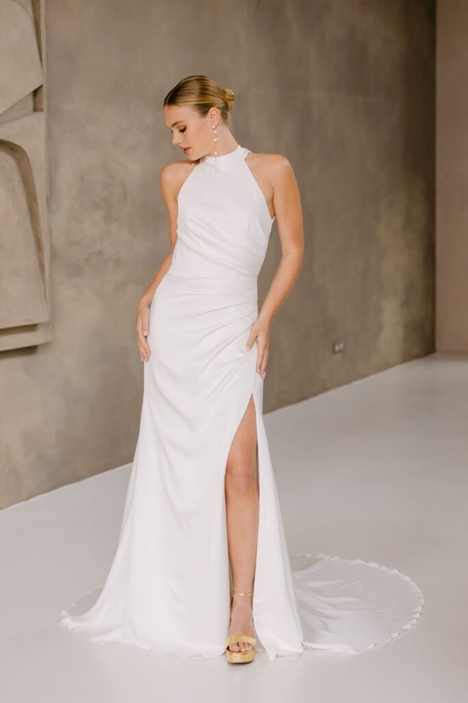 marylise_brautatelier ried_alejandra_fit and flair_satin_clean_neckholder_schleife_offener ruecken_beinschlitz_ivory_vorne_1