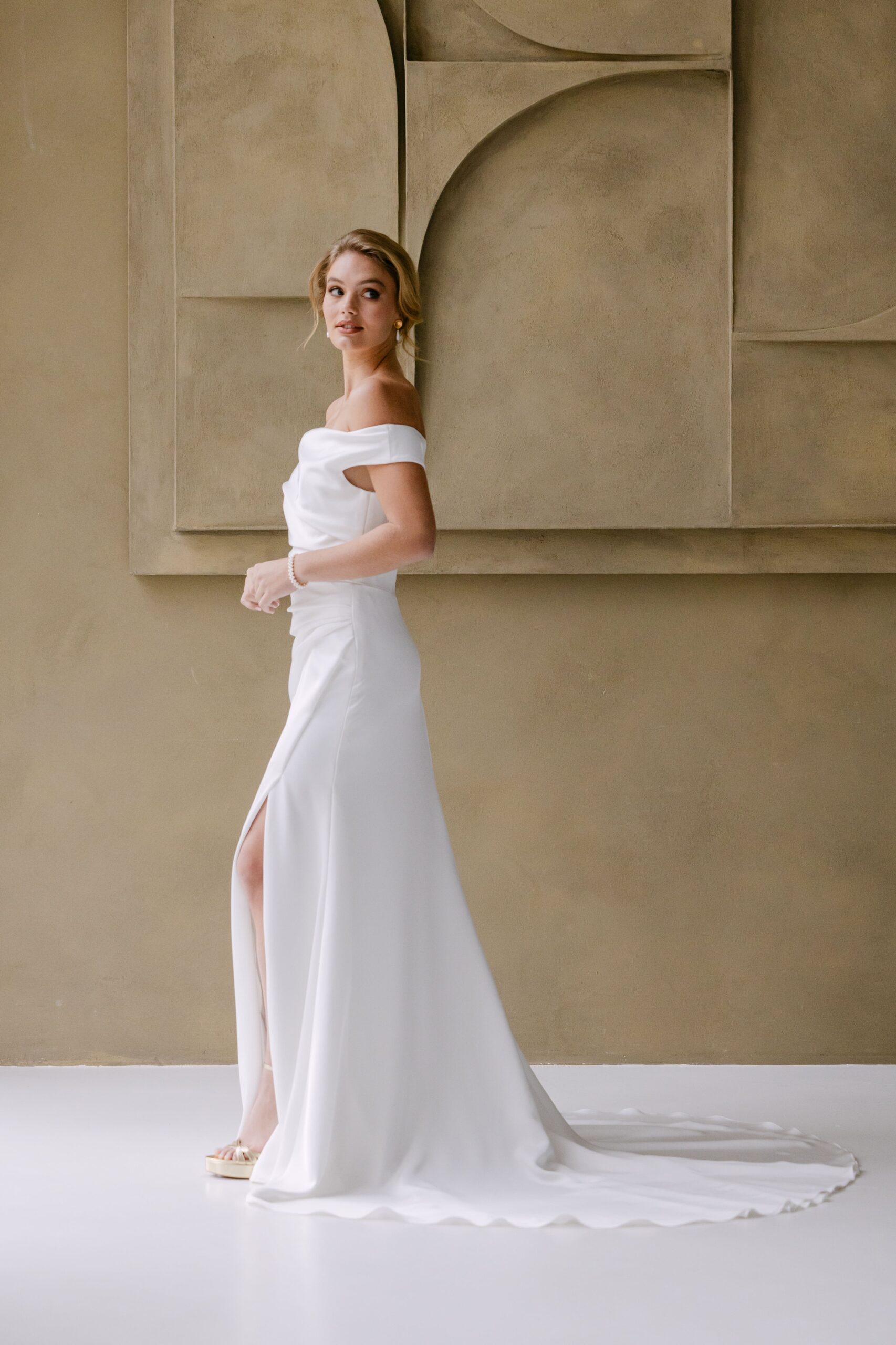marylise_brautatelier ried_benedict_fit and flair_satin_schulterfrei_drapierung_seitenschlitz_schleppe_ivory_details_1