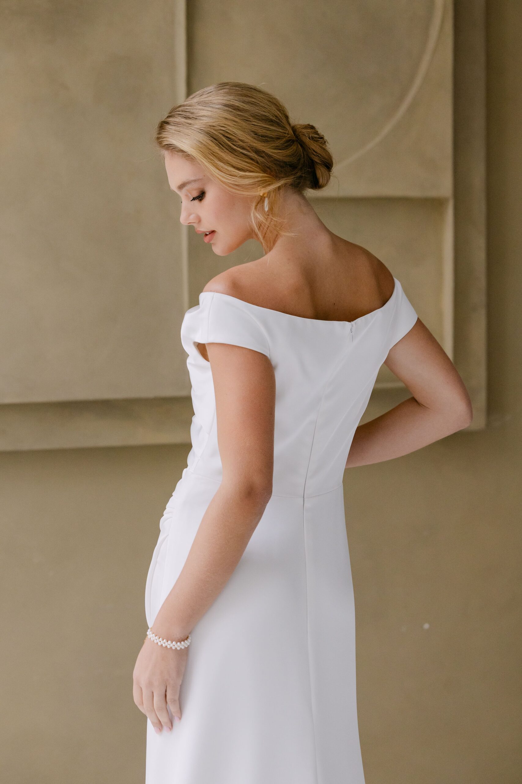 marylise_brautatelier ried_benedict_fit and flair_satin_schulterfrei_drapierung_seitenschlitz_schleppe_ivory_details_2