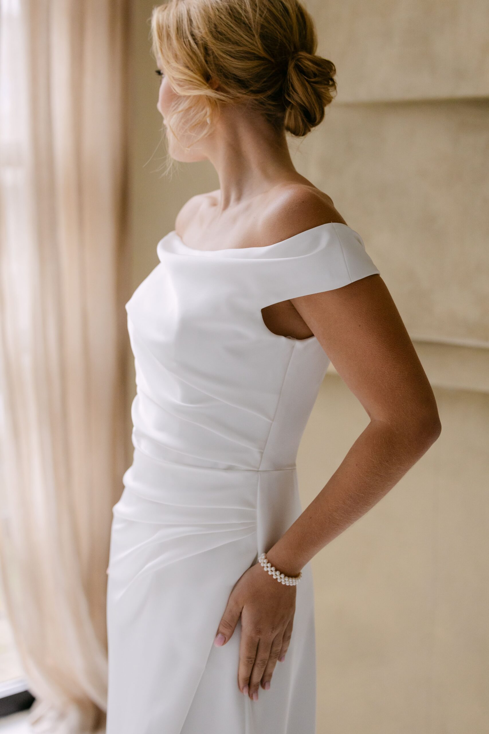 marylise_brautatelier ried_benedict_fit and flair_satin_schulterfrei_drapierung_seitenschlitz_schleppe_ivory_details_3