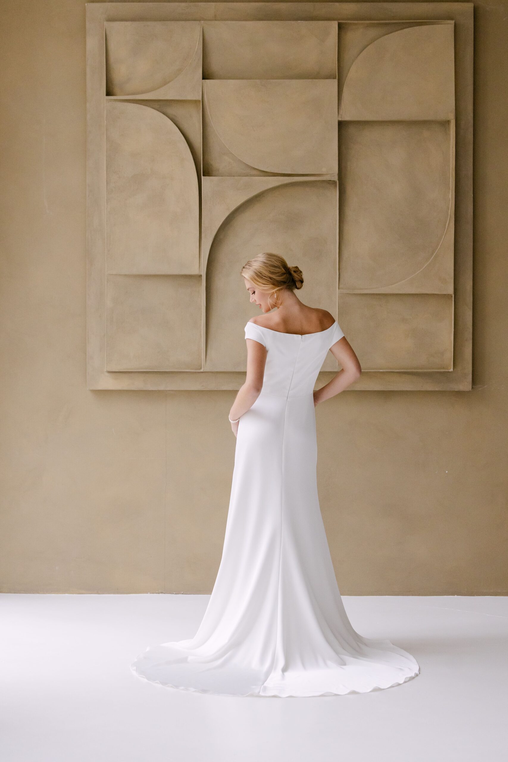 marylise_brautatelier ried_benedict_fit and flair_satin_schulterfrei_drapierung_seitenschlitz_schleppe_ivory_ruecken_1