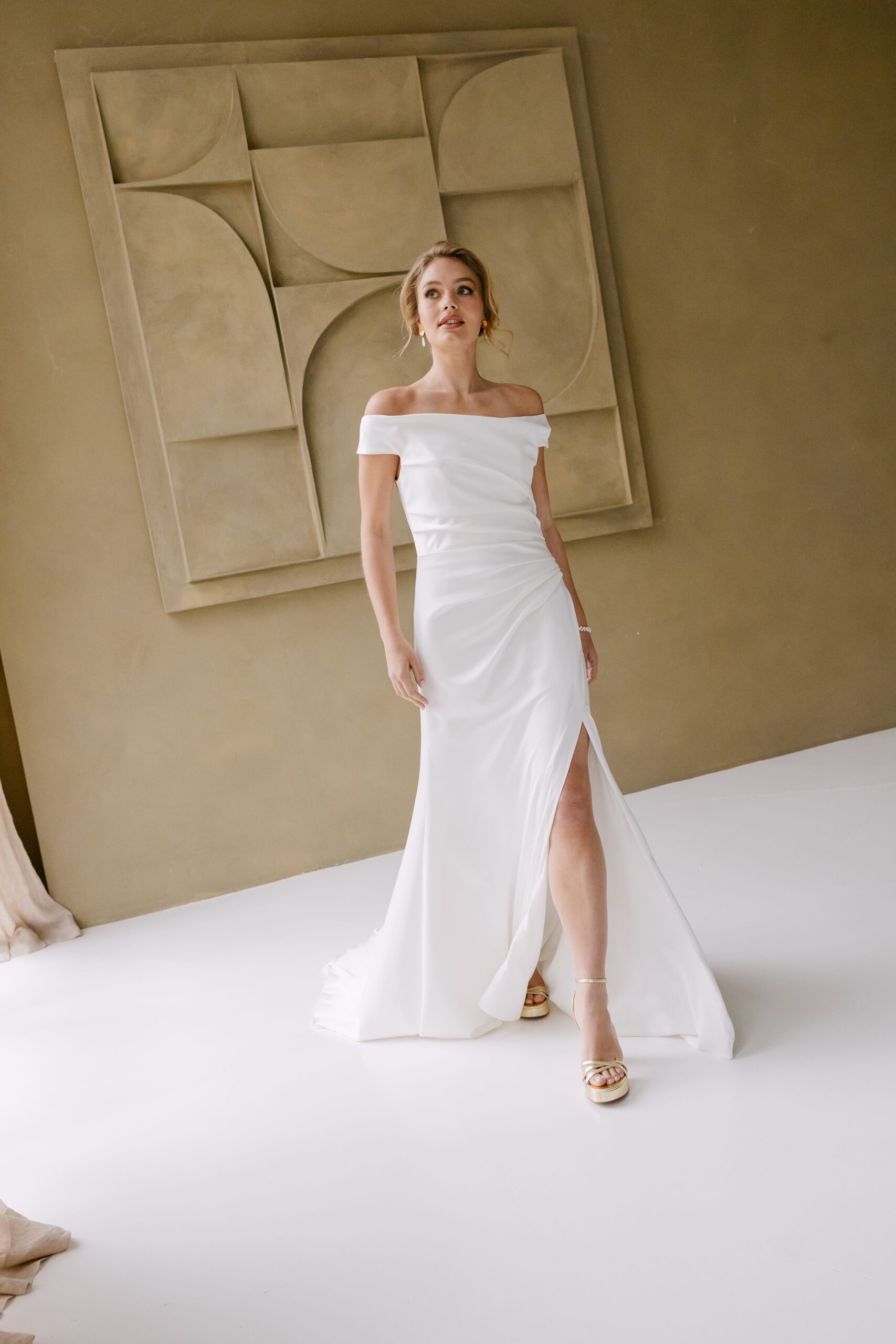 marylise_brautatelier ried_benedict_fit and flair_satin_schulterfrei_drapierung_seitenschlitz_schleppe_ivory_vorne_1