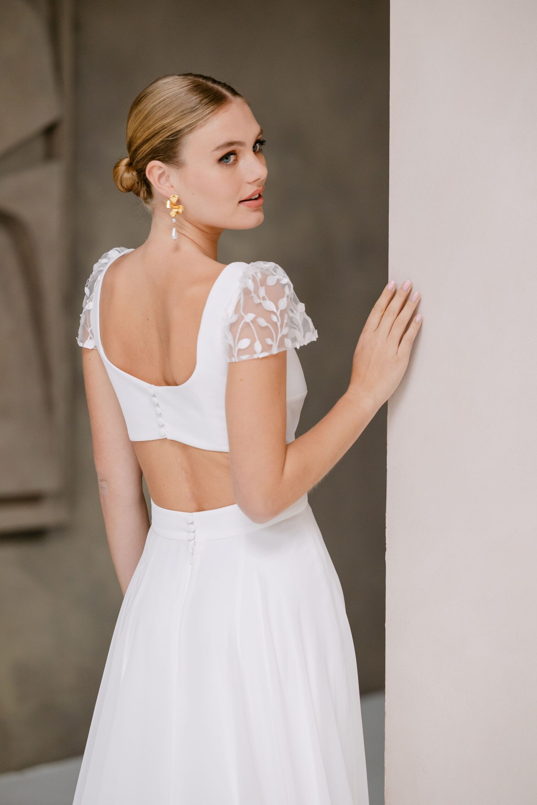 marylise_brautatelier ried_césaria_a-linie_chiffon_crepe_spitze_kurzarm_u-boot ausschnitt_tuellaermel_schleppe_ivory_details_1