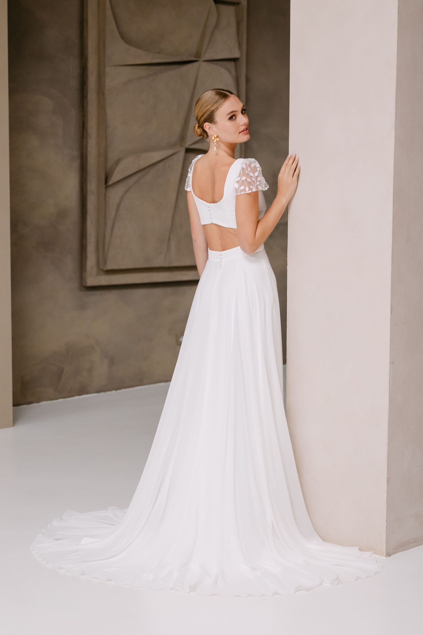 marylise_brautatelier ried_césaria_a-linie_chiffon_crepe_spitze_kurzarm_u-boot ausschnitt_tuellaermel_schleppe_ivory_ruecken_1