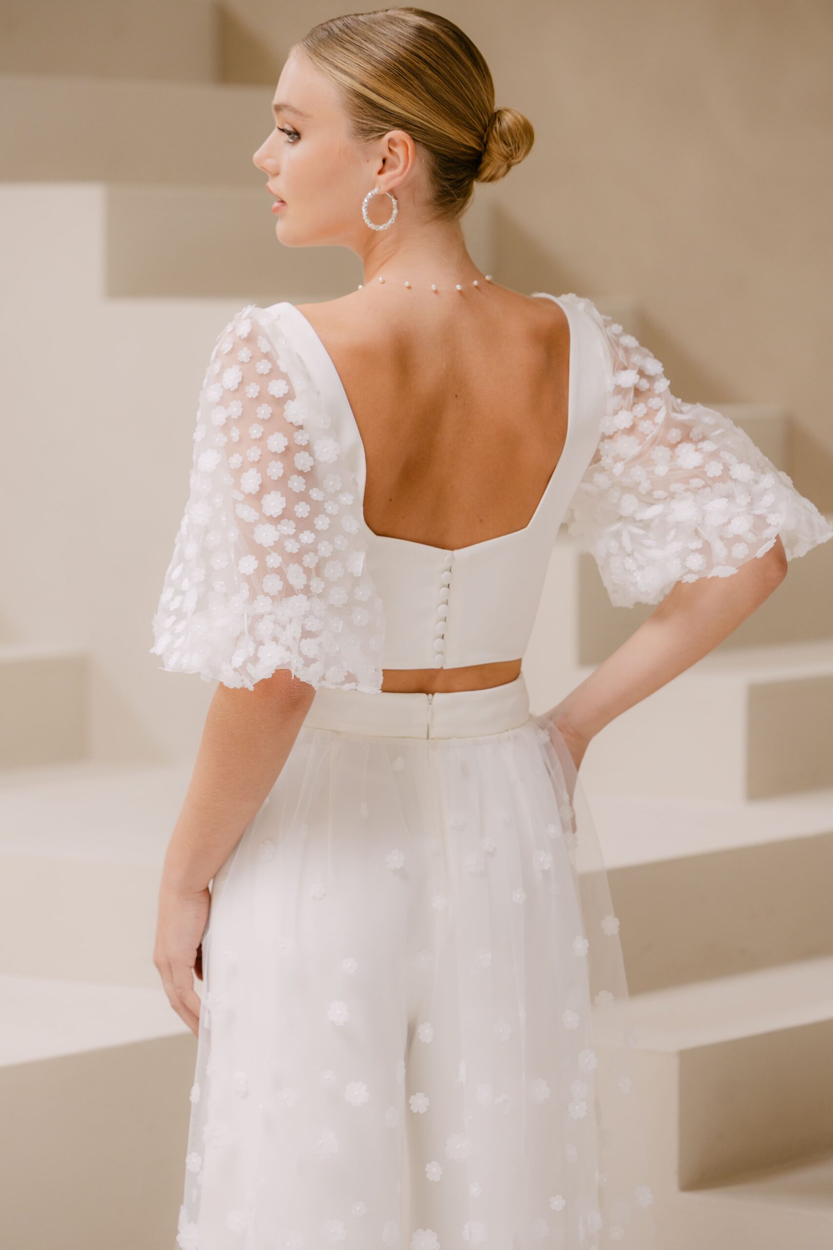 marylise_brautatelier ried_greta_top_crepe_tuell_dreidimensionale_floraler tuell_herzausschnitt_v-taille_ivory_ruecken_1