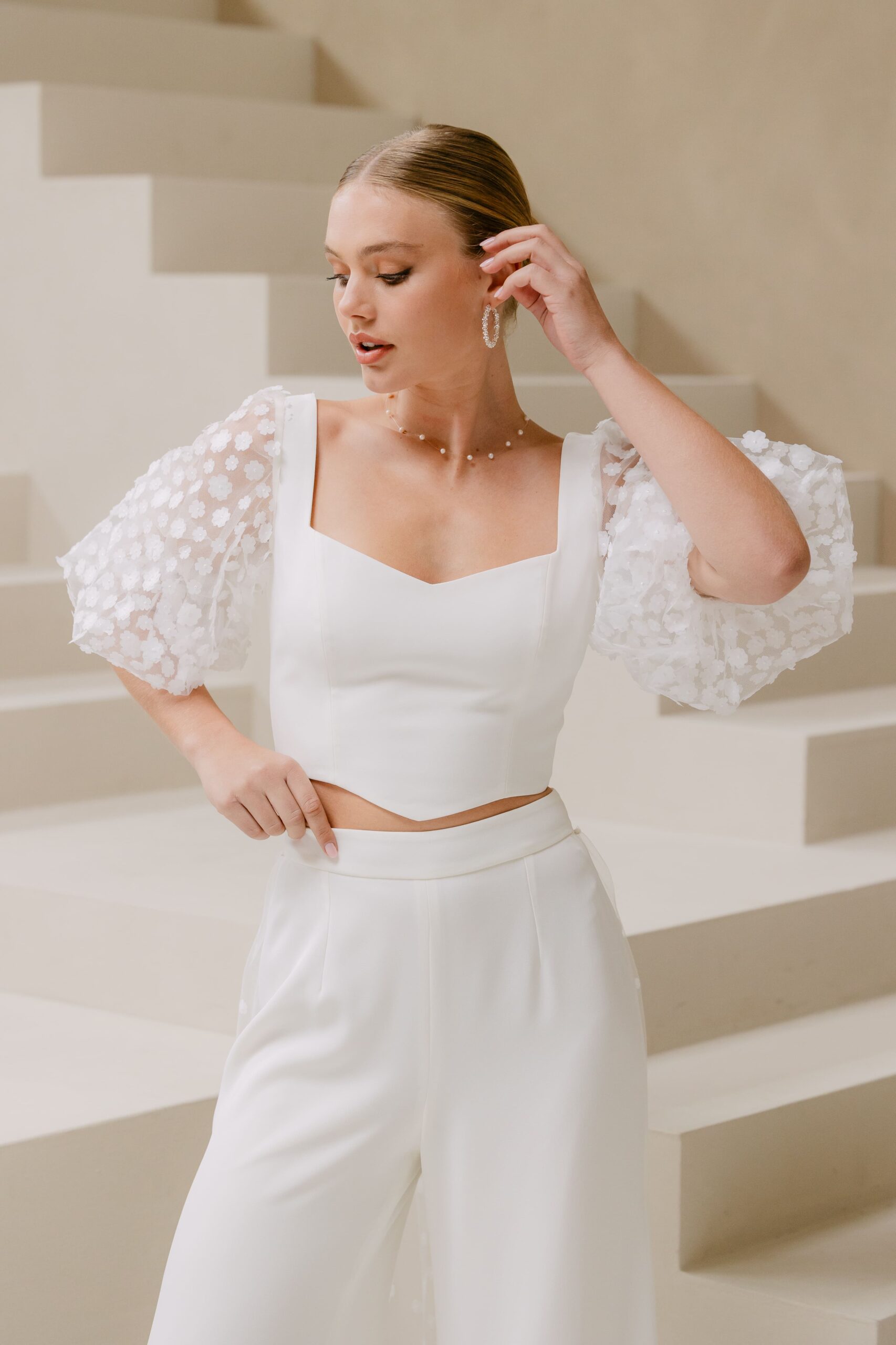 marylise_brautatelier ried_greta_top_crepe_tuell_dreidimensionale_floraler tuell_herzausschnitt_v-taille_ivory_vorne_1