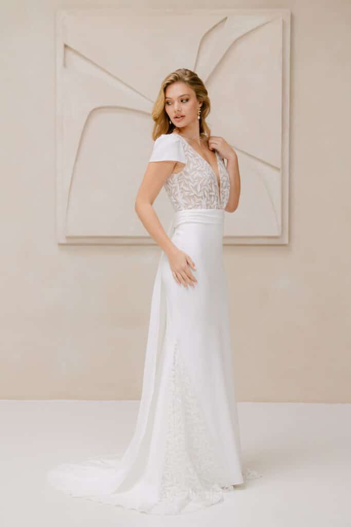 marylise_brautatelier ried_jasmina_fit and flair_crepe_tuell_v-ausschnitt_kurze aermel_drapiertes crepeband_schleppe_ivory_details_3 marylise_brautatelier ried_jasmina_fit and flair_crepe_tuell_v-ausschnitt_kurze aermel_drapiertes crepeband_schleppe_ivory_details_3