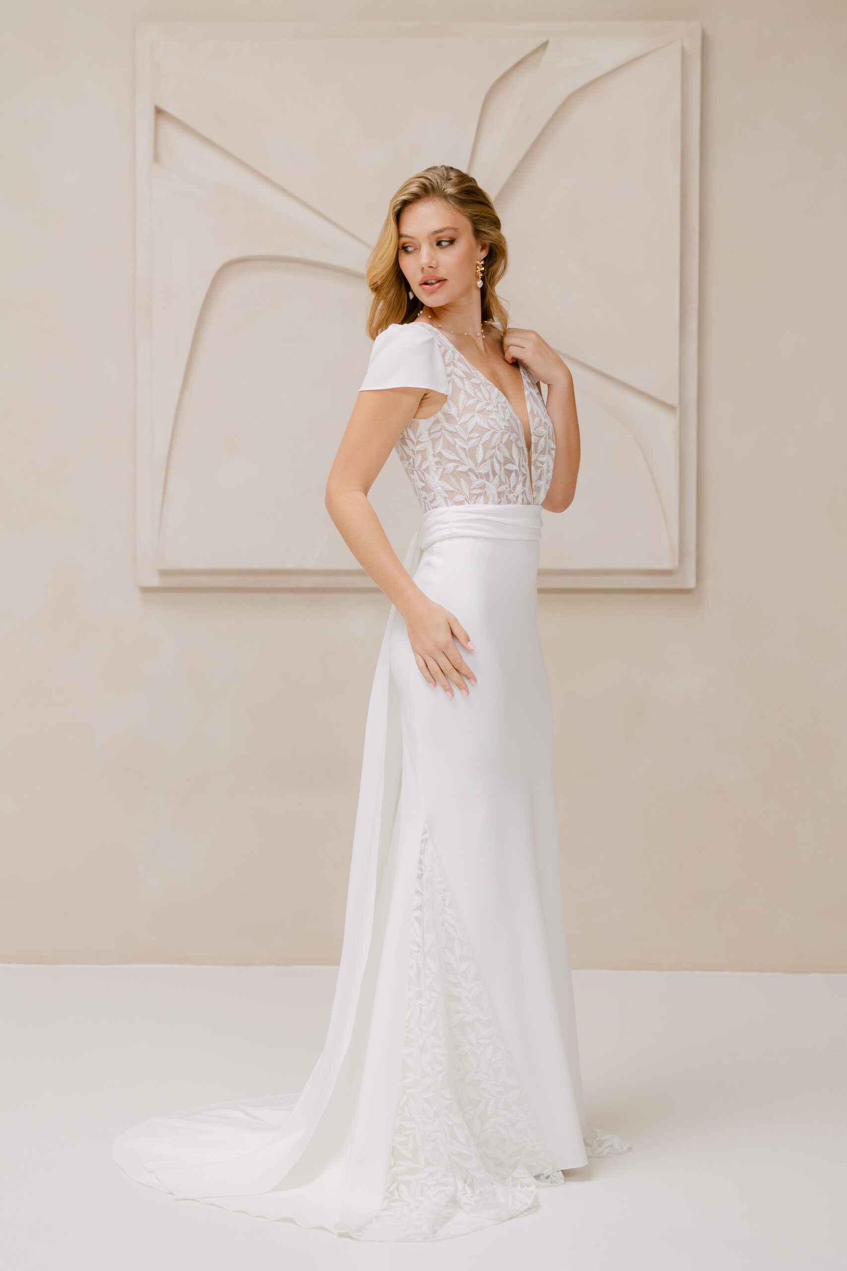 marylise_brautatelier ried_jasmina_fit and flair_crepe_tuell_v-ausschnitt_kurze aermel_drapiertes crepeband_schleppe_ivory_details_3