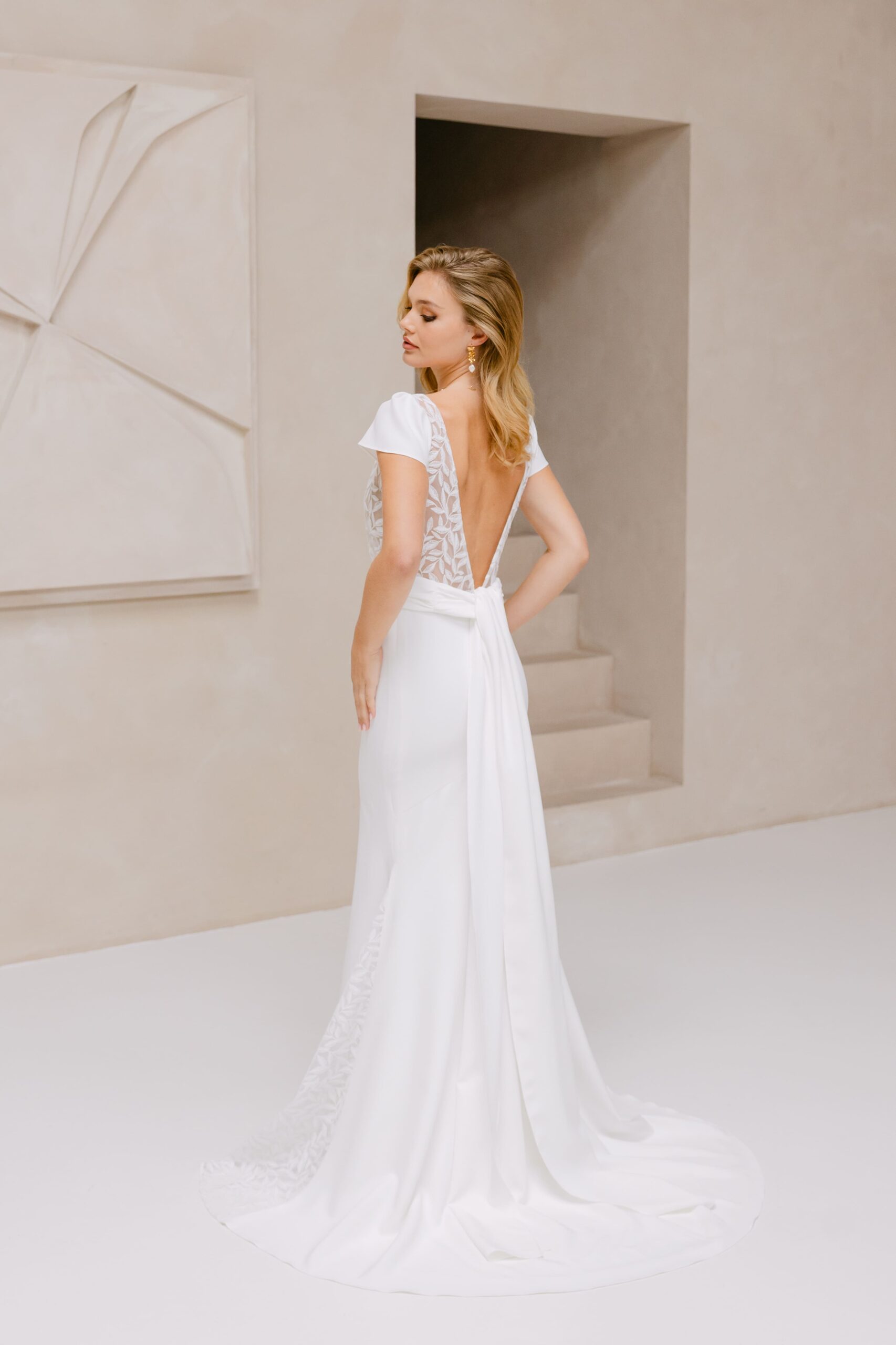 marylise_brautatelier ried_jasmina_fit and flair_crepe_tuell_v-ausschnitt_kurze aermel_drapiertes crepeband_schleppe_ivory_rucken_1