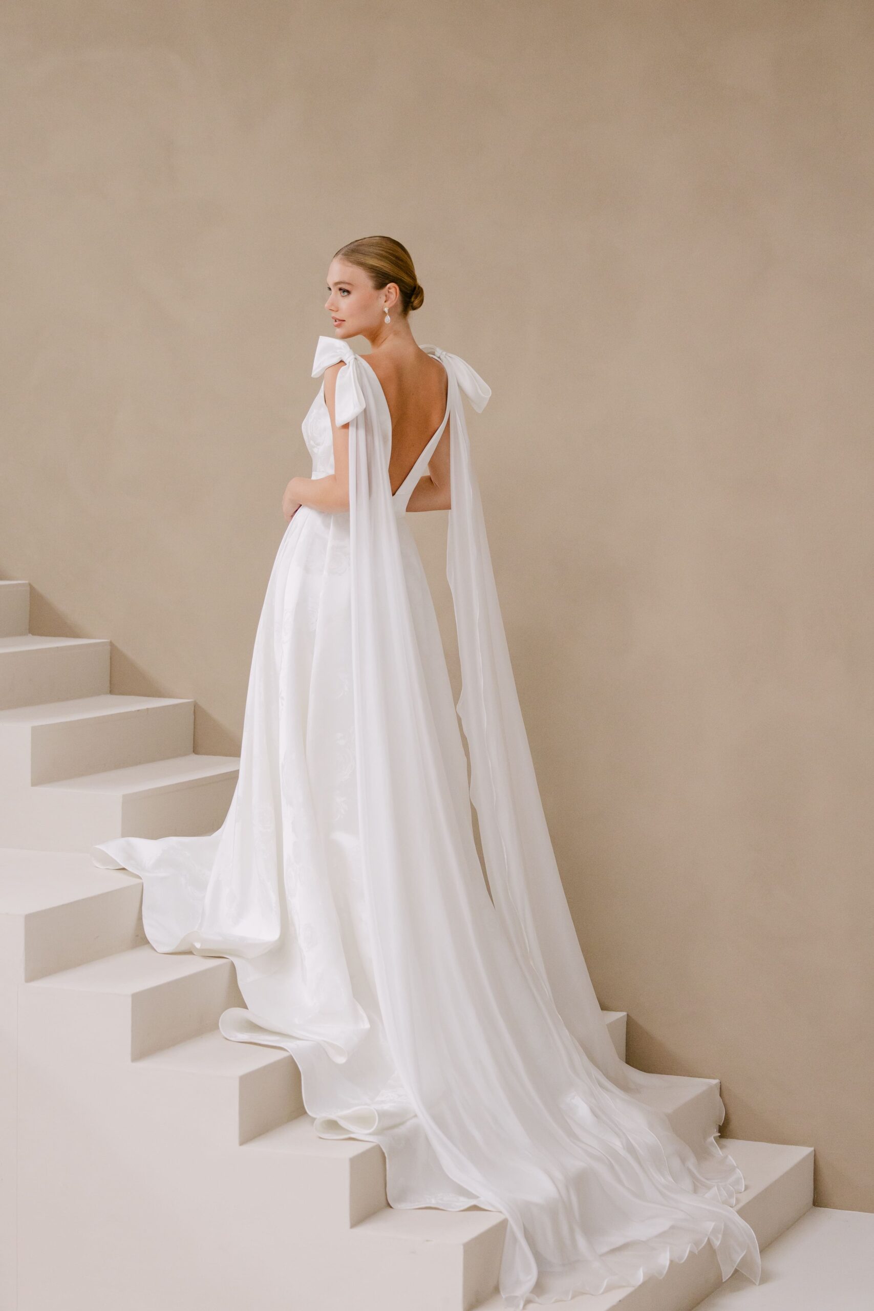 marylise_brautatelier ried_tereaza-1_a-linie_floraler jacquard_v-ausschnitt_v-ruecken_kapellenschleppe_schleife_ivory_ruecken_1