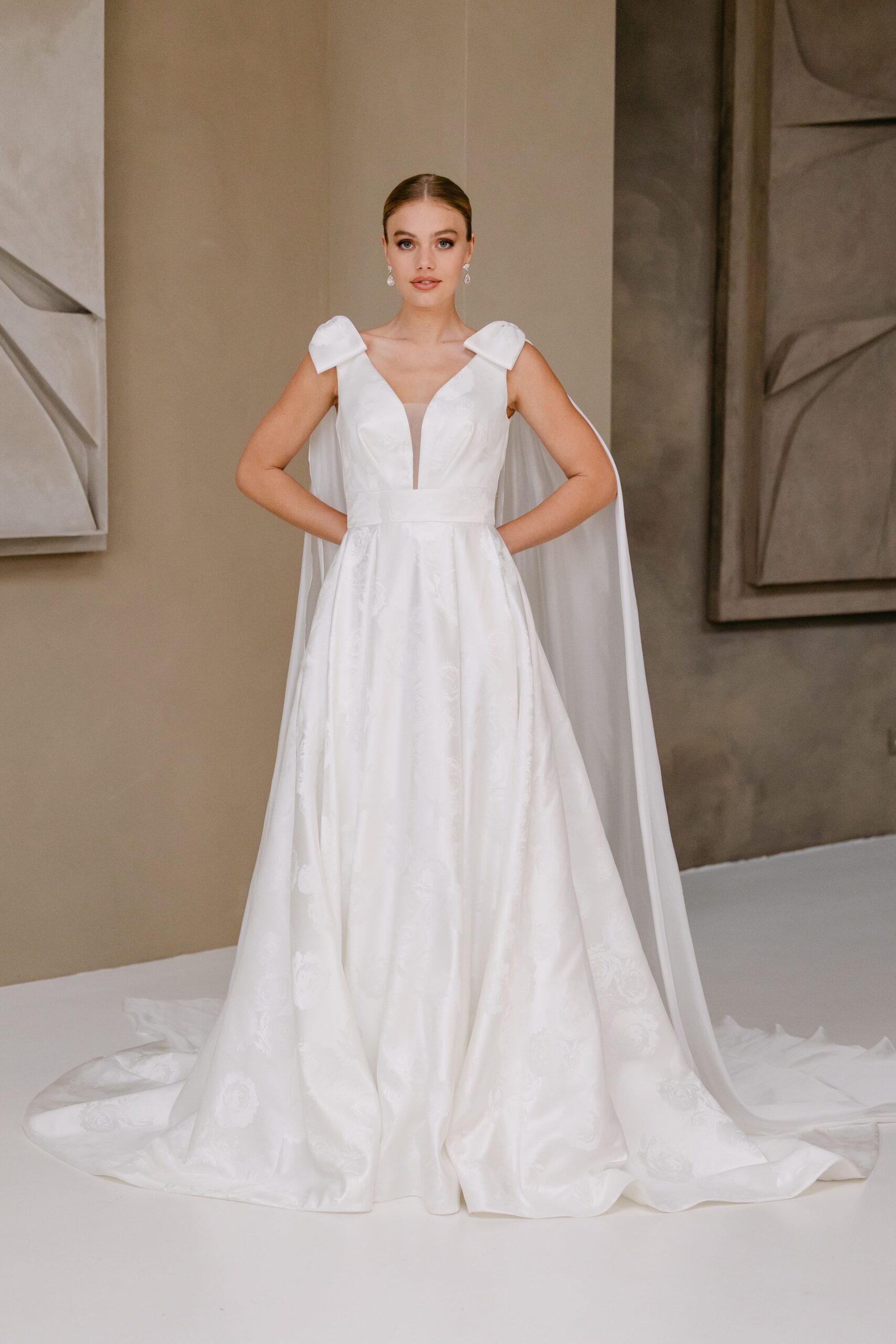 marylise_brautatelier ried_tereaza-1_a-linie_floraler jacquard_v-ausschnitt_v-ruecken_kapellenschleppe_schleife_ivory_vorne_2