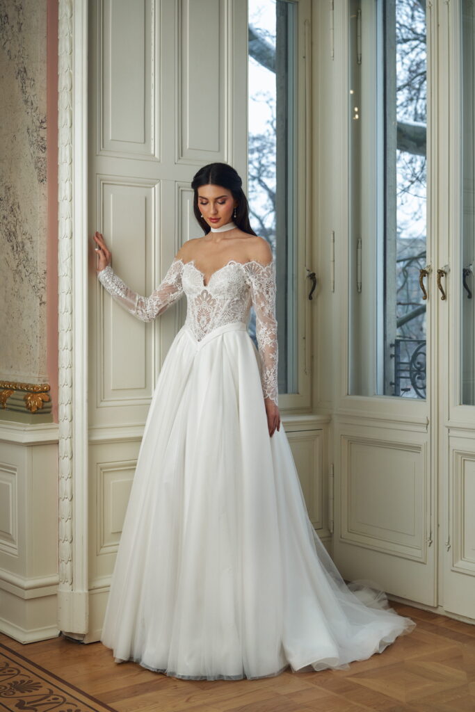 annais-brautatelier ried-carlotta-vintage prinzessin-tuell-spitze-langarm-barokschnitt-ivory-vorne-2