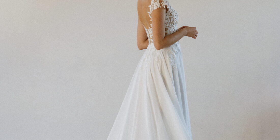 annais-brautatelier ried-sonia-a-linie-chiffon-spitze-kurzarm-carmenaermel-offener ruecken-schleppe-spitze-ivory-details-1