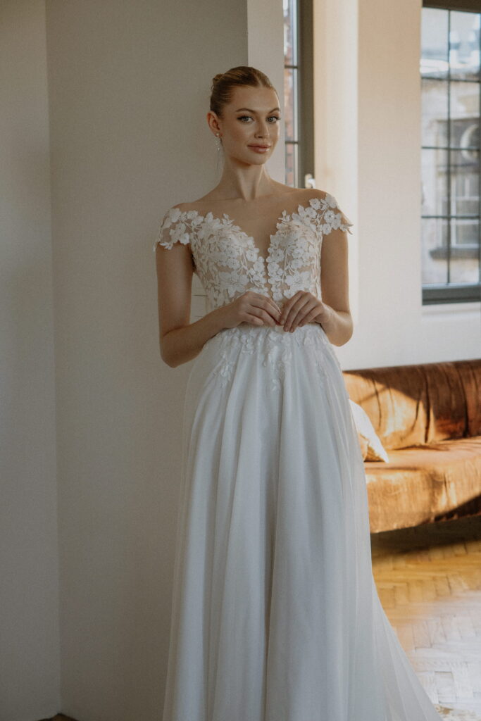 annais-brautatelier ried-sonia-a-linie-chiffon-spitze-kurzarm-carmenaermel-offener ruecken-schleppe-spitze-ivory-vorne-2