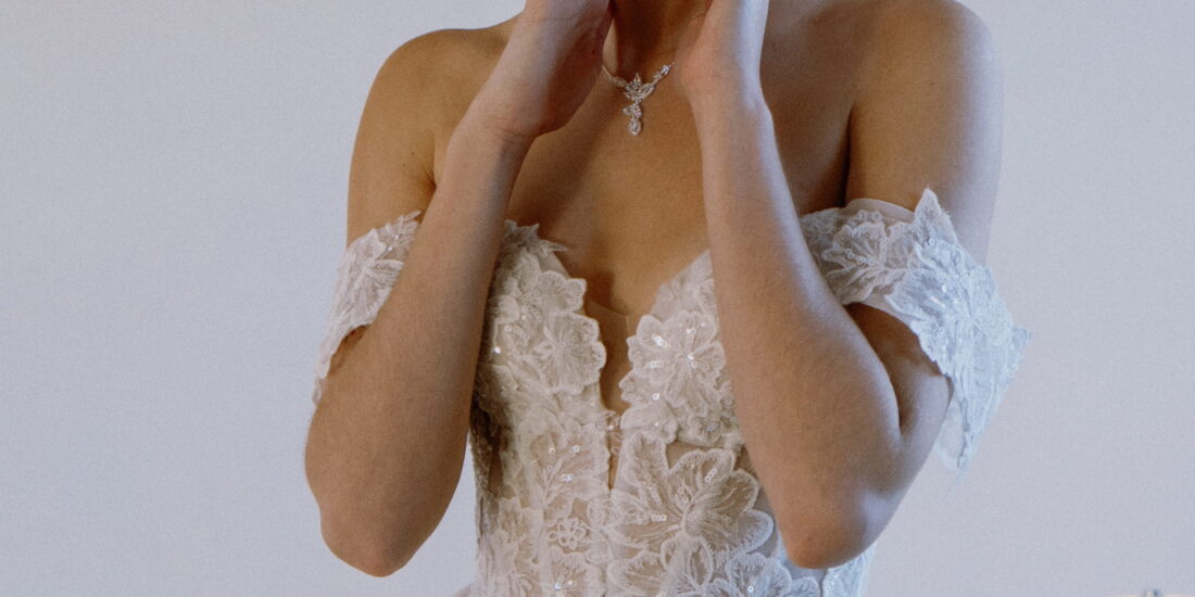 annais-brautatelier ried-tiziana-vintage prinzessin-all-over spitze-carmenaermel-herzausschnitt-beinschlitz-tuell-ivory-details-5