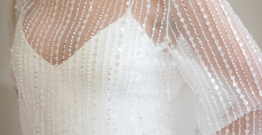 labude-brautatelier ried-bella-topper-top-langarm-pailletten-glitzer-offener ruecken-details-1