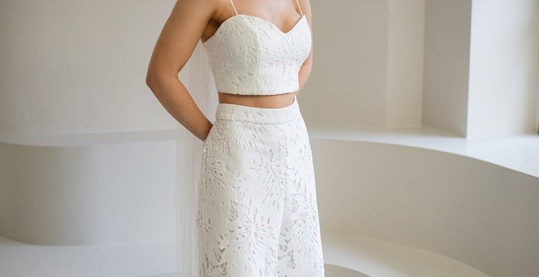 labude-brautatelier ried-lourdes-top-korsage-spaghettitraeger-lochspitze-ivory-vorne-3