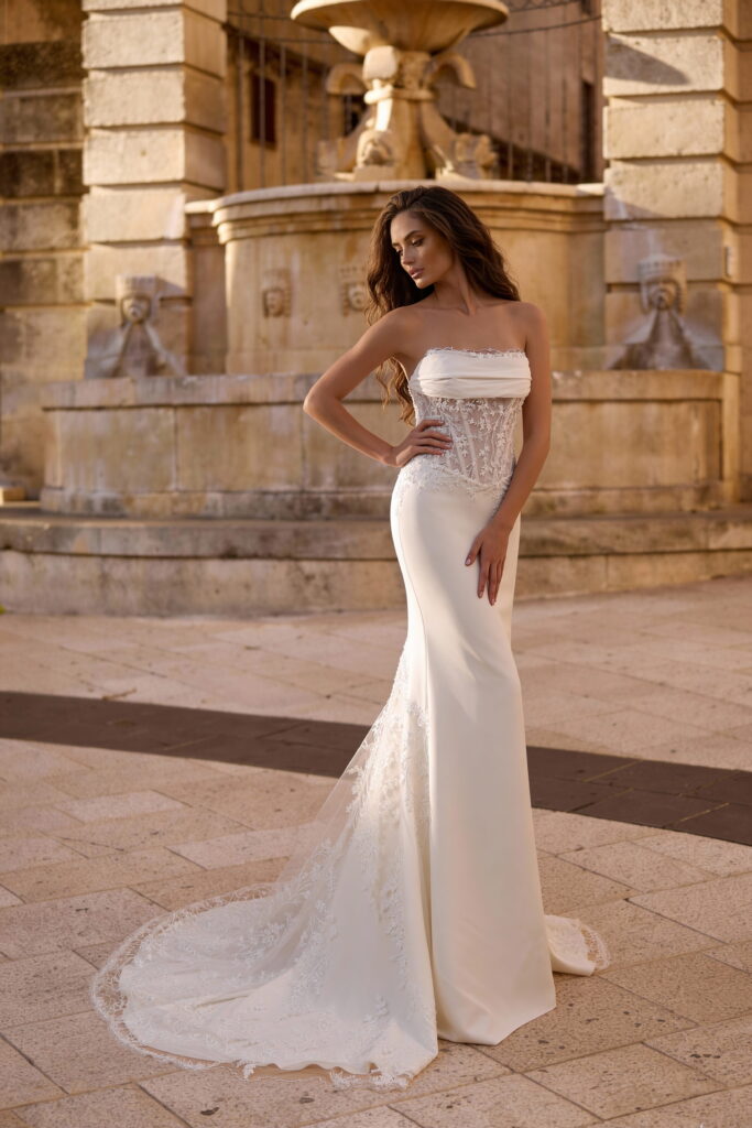 monica loretti-brautatelier ried-8402-fit and flair-krepp-spitze-schleppe-drappierung-knopfleiste-spitze in schleppe-ivory-nude-vorne-2 monica loretti-brautatelier ried-8402-fit and flair-krepp-spitze-schleppe-drappierung-knopfleiste-spitze in schleppe-ivory-nude-vorne-2