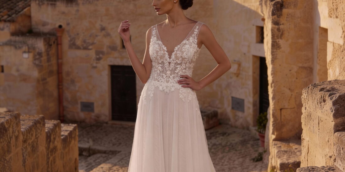 monica loretti-brautatelier ried-8407-a-linie-prinzessin-perlentraeger-v-ausschnitt-v-ruecken-spitze-tuell-ivory-nude-vorne-1